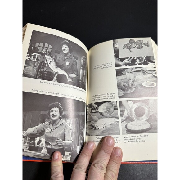 Vintage Julia Child Cook Book, "The French Chef Cookbook" hard cover [Book 208] - Picture 11 of 14